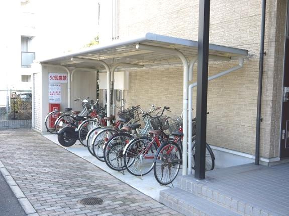 レオパレスＩＲＩＳＣＯＵＲＴのその他共用部分|自転車置き場に屋根が付いています