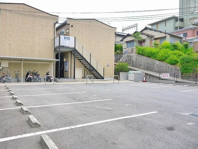 レオパレスＩＲＩＳＣＯＵＲＴの駐車場|駐車場に車を止められます