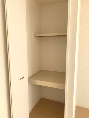【その他】 | アルファインⅢ | 洋室5.5帖の物入