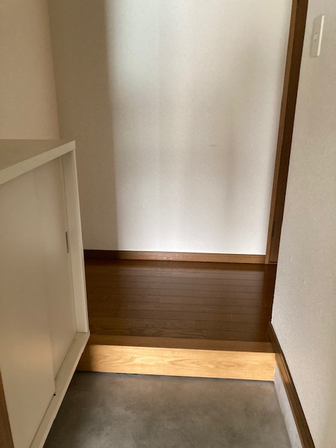 コーポクレストの玄関|ゆったりとした玄関です。シューズBOX有。