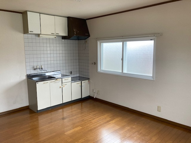 コーポクレストの居間・リビング|角部屋で明るいお部屋です。