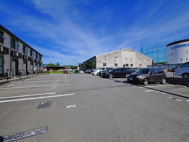 レオパレス八条Ⅱの駐車場|駐車場に車を止められます