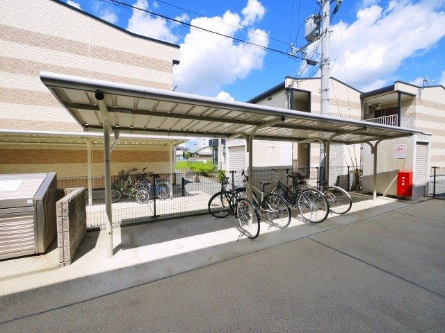 レオパレス八条Ⅱのその他共用部分|ゆったりとした駐輪場です。