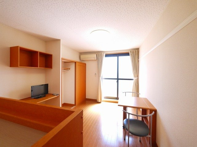 レオパレス八条Ⅱの居間・リビング|明るい洋室です。