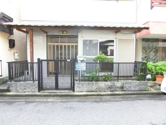 高松戸建てのエントランス