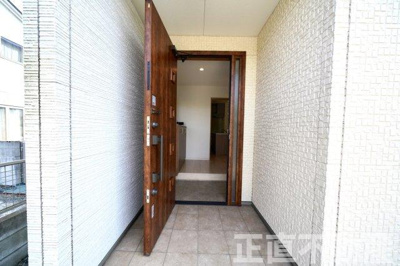 【エントランス】 | 【倉敷市片島町／R2バイパス近くでお出かけ便利／3LDK＋2.3帖書斎＋屋根裏収納付き♪中古戸建☆１階広々リビング☆２階バスルーム☆ | 木の扉で、玄関の鍵は電子キーです（2024年4月）撮影