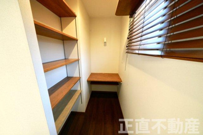 【その他共用部分】 | 【倉敷市片島町／R2バイパス近くでお出かけ便利／3LDK＋2.3帖書斎＋屋根裏収納付き♪中古戸建☆１階広々リビング☆２階バスルーム☆ | リビング横の個室、書斎2.3帖　集中して読書や勉強ができるスペース。デスクと稼働棚付き♪（2024年4月）撮影