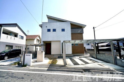 【駐車場】 | 【倉敷市片島町／R2バイパス近くでお出かけ便利／3LDK＋2.3帖書斎＋屋根裏収納付き♪中古戸建☆１階広々リビング☆２階バスルーム☆ | 並列２台駐車可能（2024年4月）撮影