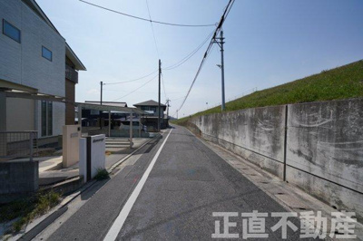 【前面道路含む現地写真】 | 【倉敷市片島町／R2バイパス近くでお出かけ便利／3LDK＋2.3帖書斎＋屋根裏収納付き♪中古戸建☆１階広々リビング☆２階バスルーム☆ | 西側道路　5.1ｍ