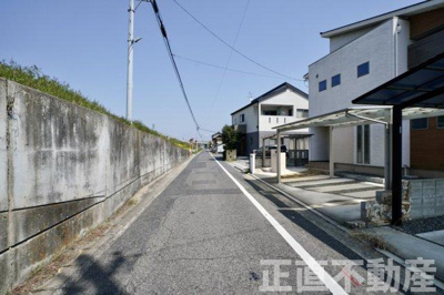 【前面道路含む現地写真】 | 【倉敷市片島町／R2バイパス近くでお出かけ便利／3LDK＋2.3帖書斎＋屋根裏収納付き♪中古戸建☆１階広々リビング☆２階バスルーム☆ | 西側5.1ｍ道路になります（2024年4月）撮影