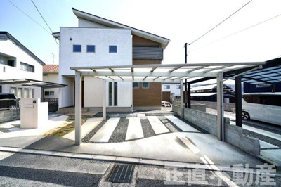 【駐車場】 | 【倉敷市片島町／R2バイパス近くでお出かけ便利／3LDK＋2.3帖書斎＋屋根裏収納付き♪中古戸建☆１階広々リビング☆２階バスルーム☆ | 駐車場のコンクリート部分はデザイン性があります（2024年4月）撮影