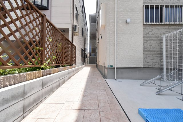 西宮市石在町のアパートのエントランス