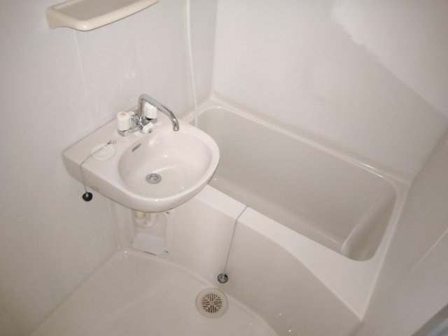 Natura SHINKOIWAの浴室|写真は114号室のもの、同タイプです。