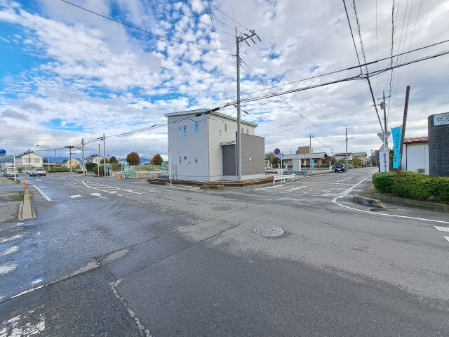 新築　沼田市桜町　1号棟の前面道路含む現地写真|現地写真　西側接道幅員約8.5ｍ　北側接道幅員約7.9ｍ
