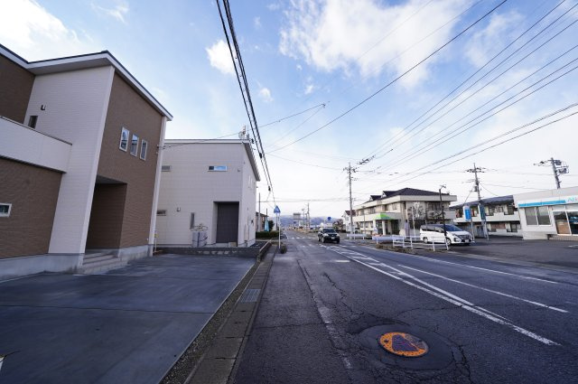 新築　沼田市桜町　2号棟の駐車場|現地写真　駐車スペースは並列3台分可能です！
