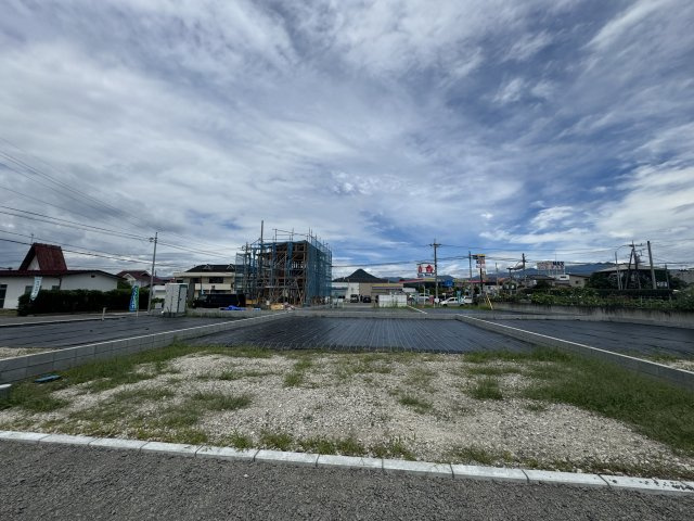 新築　沼田市桜町　5号棟の駐車場|現地写真　駐車スペースは並列3～4台分可能です！
