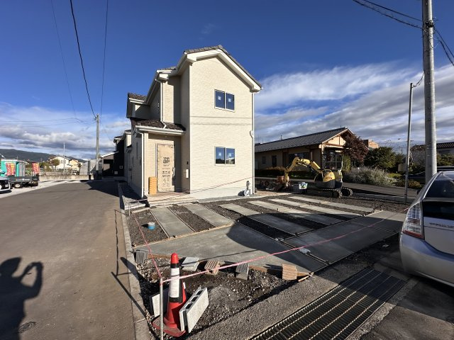 新築　沼田市桜町　7号棟の駐車場|現地写真　駐車スペースは並列3台分可能です！
