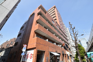 【外観】 | 青空によく映える建物です。手入れの行き届いた外壁やマンション正面エントランスなど、綺麗な姿をぜひ一度、現地にてご覧ください。～即日のご見学可能～　お問合せはお気軽にどうぞ。
