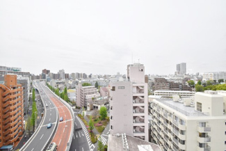 【展望】 | 眼前に広がる空の雄大さと、このお部屋の自慢の一つである「眺望」をご覧ください。毎日、この景色を独り占めできる新生活に夢が広がります。～即日のご見学可能～　お問合せはお気軽にどうぞ。