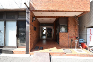 【エントランス】 | お客様を、そして住人を出迎えてくれるマンションのエントランス。ゴミが落ちていないことからも、管理状態の良さや住民の節度の高さが見て取れます。～即日のご見学可能～　お問合せはお気軽にどうぞ。
