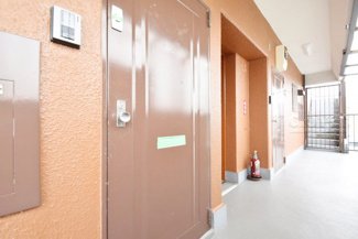【その他共用部分】 | 皆様をお迎えする、お部屋の玄関ドア。開けやすさや開放角度、ドアノブの操作しやすさや鍵の形状などを、現地で一度ご確認ください。～即日のご見学可能～　お問合せはお気軽にどうぞ。