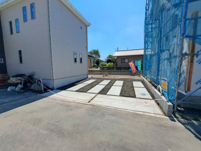 新築　沼田市桜町　8号棟の駐車場|現地写真　駐車スペースは並列4台分可能です！
