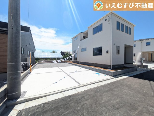 Livele Garden.S　行田佐間第6の駐車場|4台駐車可能なゆとりのカースペース
複数台車をお持ちでも、お友達が遊びに来てもゆとりの駐車スペース！