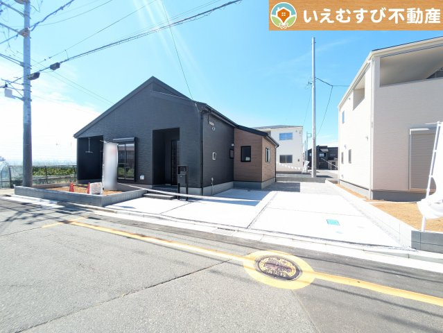 Livele Garden.S　行田佐間第6の駐車場|4台駐車可能なゆとりのカースペース
複数台車をお持ちでも、お友達が遊びに来てもゆとりの駐車スペース！