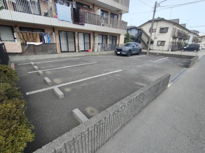 【駐車場】 | ハイツシャルマン | 駐車場があるので、車を買う予定の方も安心です