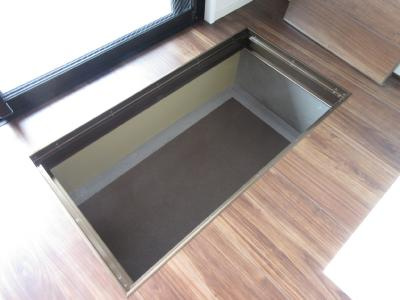 クレアドーレ京都二条の洋室|床下収納