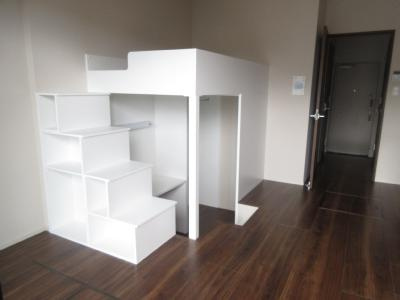 クレアドーレ京都二条の子供部屋|上段ベット・下段テーブル、収納