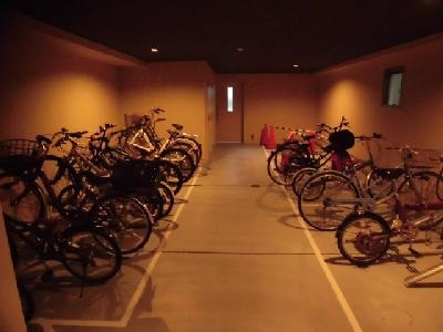RIVER MOAT SHIJO（リバーモート四条）の駐車場|駐輪場