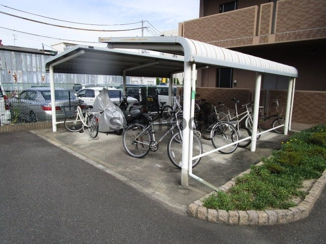 ハイツ東一津屋公輝の駐車場
