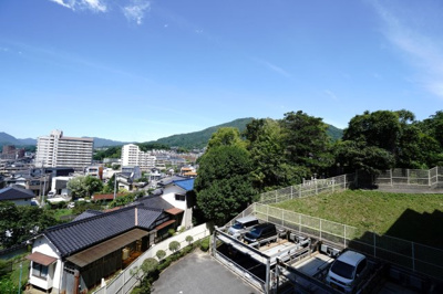 【展望】 | 【上質リノベ】チュリス上安駅前 | 【四季を感じる】
四季の移ろい・爽やかな青空や風を感じられ
自然を愉しめるパノラマビュー。
毎日の暮らしに余裕を感じさせてくれる、
遮る物の無い開放的な眺望を是非、ご堪能ください。