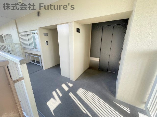 パークフィールドみさとテラ・ウエスト　三街区二号館のその他共用部分|エレベーターの真横のお部屋です。