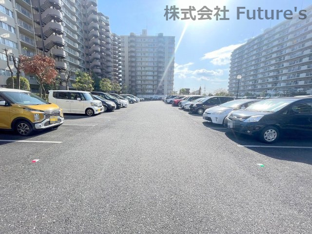 パークフィールドみさとテラ・ウエスト　三街区二号館の駐車場|駐車場は広くゆとりがあるので駐車もラクラク