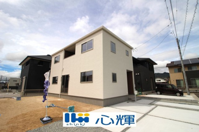 【外観】 | リーブルガーデン防府市岸津２丁目第二（１号棟） | 明るい日差しが差し込む現地。車もゆったり駐めることができます。ぜひ現地をご覧ください。
