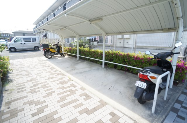 ドミールエモアの駐車場