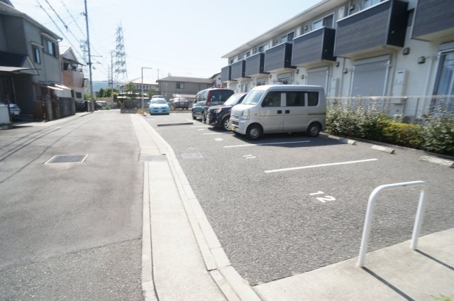 ドミールエモアの駐車場