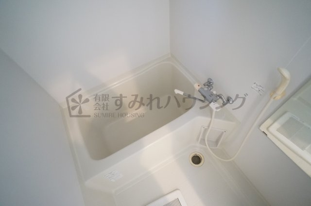 ドミールエモアの浴室