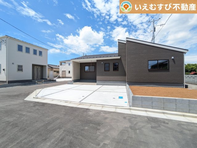 Livele Garden.S　行田佐間第6の駐車場|3台駐車可能なゆとりのカースペース
複数台車をお持ちでも、お友達が遊びに来てもゆとりの駐車スペース！