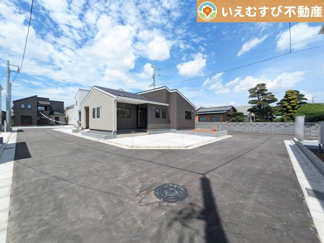 Livele Garden.S　行田佐間第6の前面道路含む現地写真|3方角地で開放的
ゆとりの広さの前面道路でお車の出し入れ楽々♪角地で日当り良好！