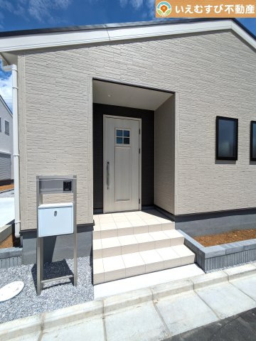 Livele Garden.S　行田佐間第6のエントランス|落ち着いた色づかいのエントランス
ゆとりの広さのポーチ付きなので雨の日でも安心♪