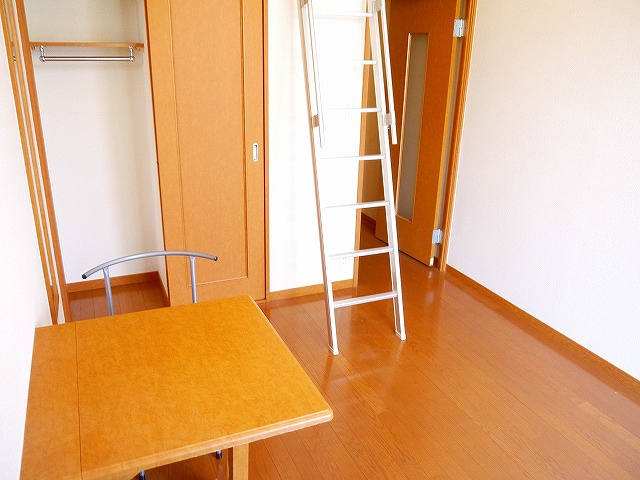 レオパレス西大寺ＬＲの内装|明るい色調の室内です