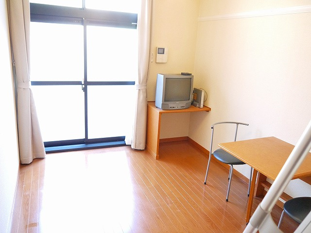 レオパレス西大寺ＬＲの居間・リビング|明るい色調の室内です