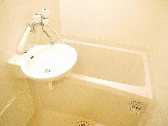 レオパレス西大寺ＬＲの浴室|ゆったり過ごせるお風呂です