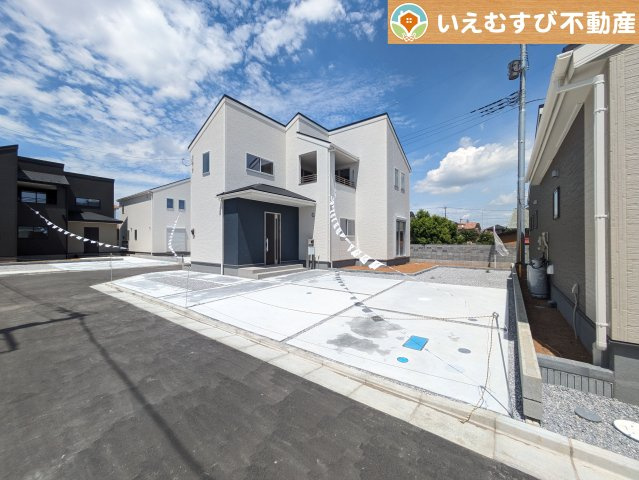 Livele Garden.S　行田佐間第6の駐車場|3台駐車可能なゆとりのカースペース
複数台車をお持ちでも、お友達が遊びに来てもゆとりの駐車スペース！