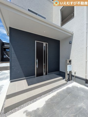 Livele Garden.S　行田佐間第6のエントランス|落ち着いた色づかいのエントランス
駐車場からアクセスの良いエントランス。雨の日や荷物が多くても安心の動線♪