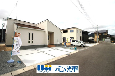 【外観】 | リーブルガーデン防府市岸津２丁目第二（２号棟） | 明るい日差しが差し込む現地。車もゆったり駐めることができます。ぜひ現地をご覧ください。
