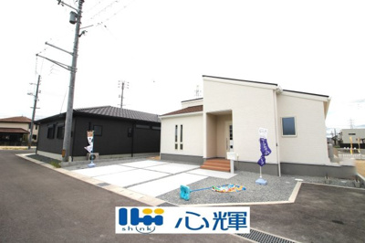 【前面道路含む現地写真】 | リーブルガーデン防府市岸津２丁目第二（２号棟） | 整備された道路に面する現地は、コミュニティー以外の方々の出入りも少なく、お車の出し入れも楽々です。

